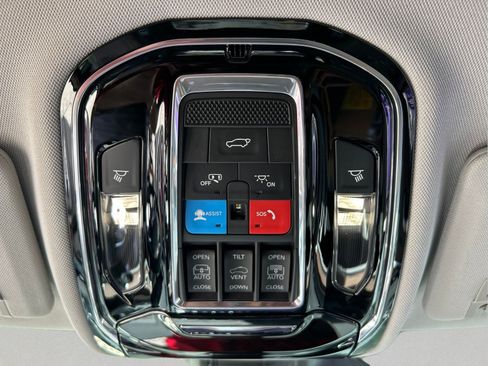Used 2022 Jeep Grand Cherokee Summit w/ Advanced Protech Group IV AWD/4WD image 33