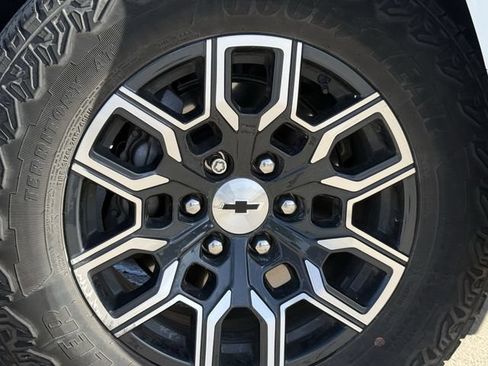 Used 2024 Chevrolet Colorado Z71 w/ Safety Package AWD/4WD image 10