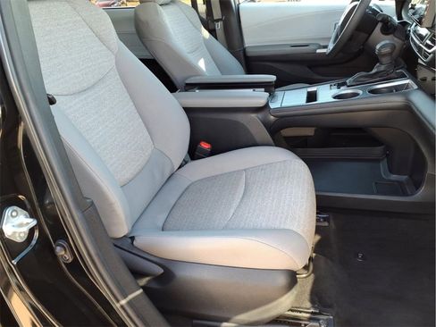 Used 2025 Toyota Sienna LE image 15