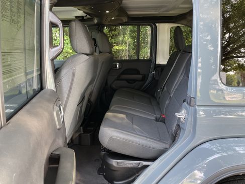Used 2025 Jeep Wrangler Unlimited Sahara AWD/4WD image 29