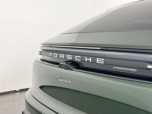 Certified 2025 Porsche Macan Electric image 17
