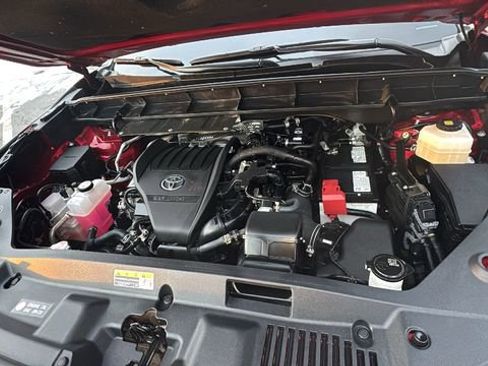 Used 2024 Toyota Highlander LE image 38