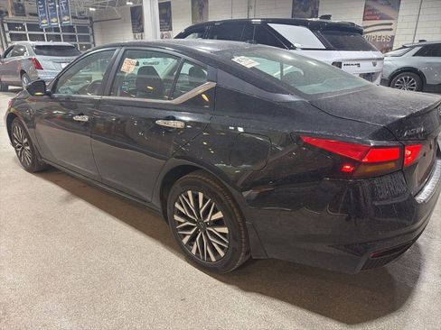 Used 2023 Nissan Altima 2.5 SV w/ SV Premium Package image 3