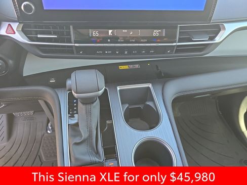 Used 2025 Toyota Sienna XLE w/ XLE Plus Package FWD image 32