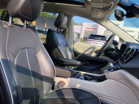 Used 2024 Chrysler Pacifica Limited image 9