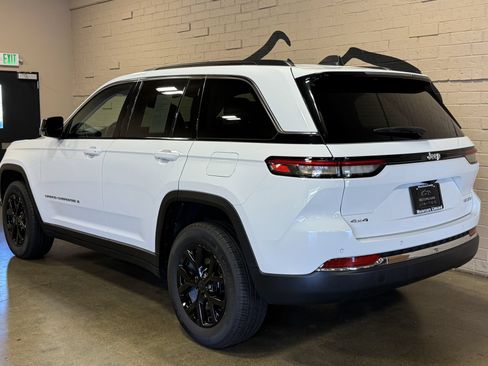 Used 2023 Jeep Grand Cherokee Limited AWD/4WD image 8