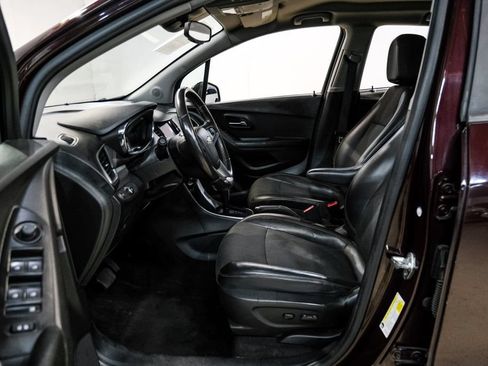 Used 2022 Chevrolet Trax LT w/ LT Convenience Package AWD/4WD image 4