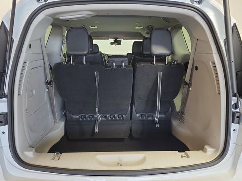 Used 2024 Chrysler Pacifica Select image 24