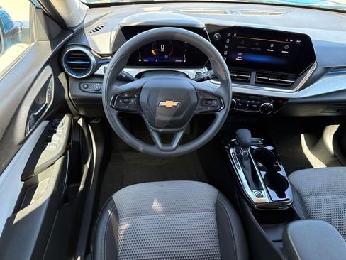 Used 2025 Chevrolet Trax LT image 25