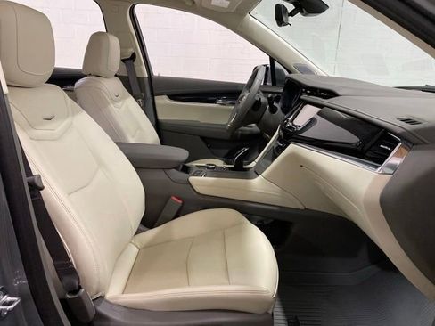 Used 2025 Cadillac XT6 Premium Luxury w/ Technology Package FWD image 31