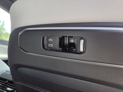 Used 2025 BMW X6 xDrive40i w/ Executive Package image 16