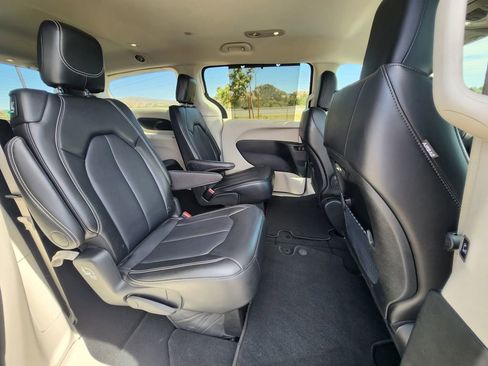 Used 2024 Chrysler Pacifica Touring-L FWD image 14