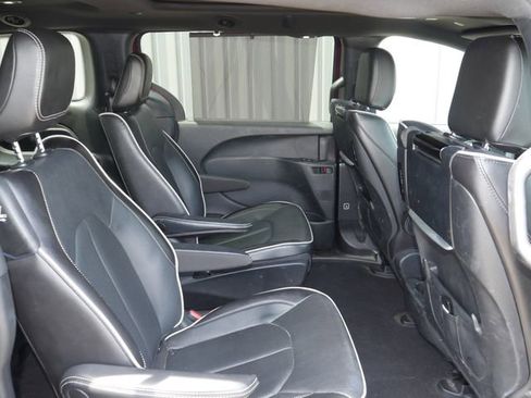 Used 2022 Chrysler Pacifica Limited w/ Uconnect Theater Family Group FWD image 25