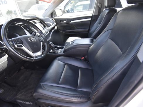 Used 2019 Toyota Highlander XLE AWD/4WD image 7