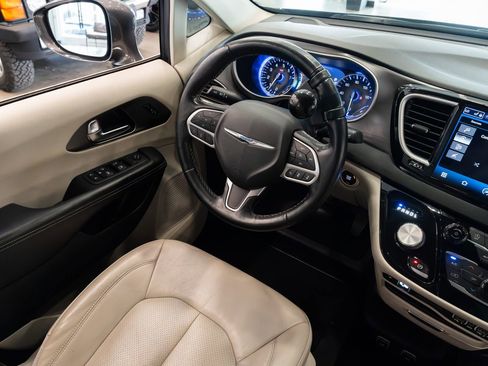 Used 2021 Chrysler Pacifica Touring-L FWD image 9