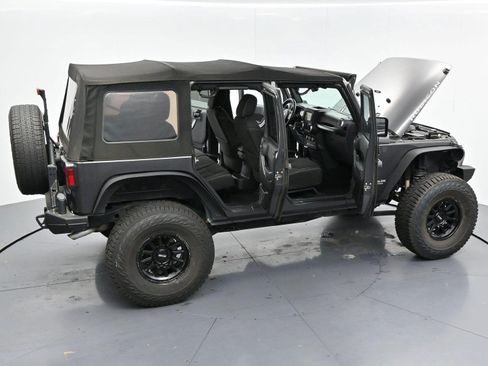 Used 2017 Jeep Wrangler Unlimited Rubicon w/ Connectivity Group AWD/4WD image 31