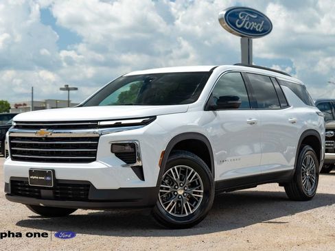 Used 2025 Chevrolet Traverse LT AWD/4WD image 1