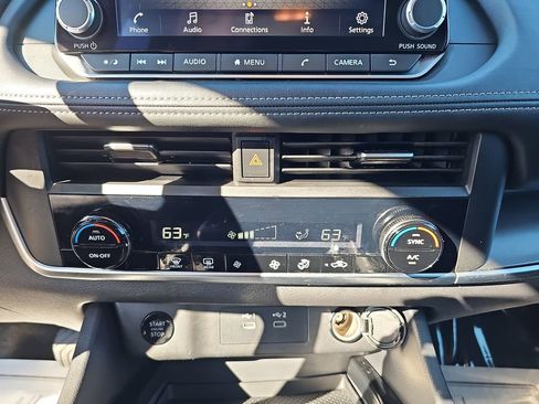 Used 2025 Nissan Rogue SV image 27