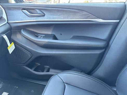 New 2025 Jeep Grand Cherokee Limited image 22