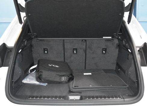 Certified 2025 Porsche Macan Electric image 28