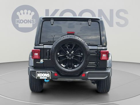 Used 2024 Jeep Wrangler Unlimited Sahara w/ Technology Group AWD/4WD image 5