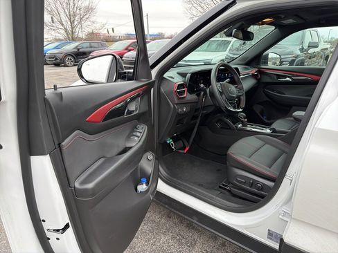 Used 2025 Chevrolet TrailBlazer RS w/ Convenience Package image 8