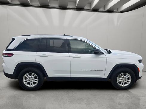 Used 2024 Jeep Grand Cherokee Laredo AWD/4WD image 6