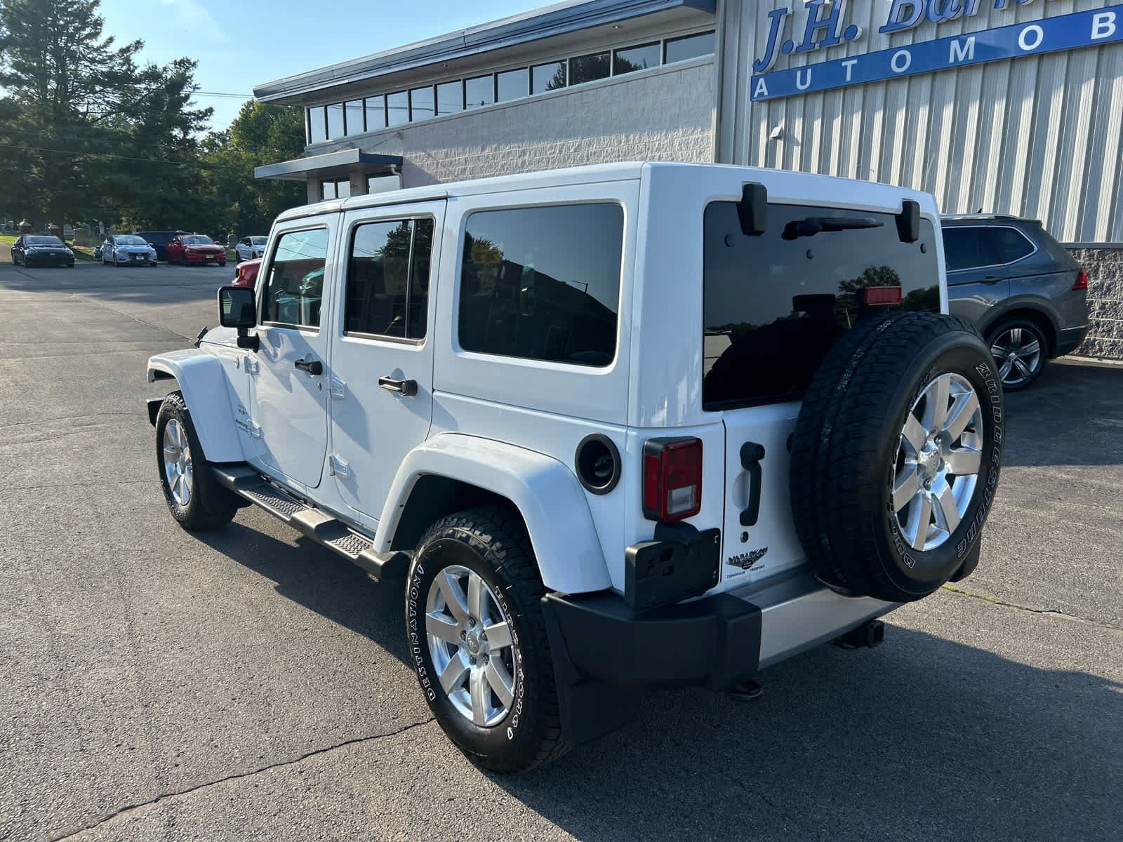 Used 2018 Jeep Wrangler Unlimited Sahara w/ Max Tow Package AWD/4WD image 5