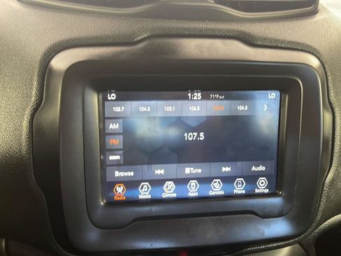Used 2018 Jeep Renegade Latitude w/ Cold Weather Group AWD/4WD image 16