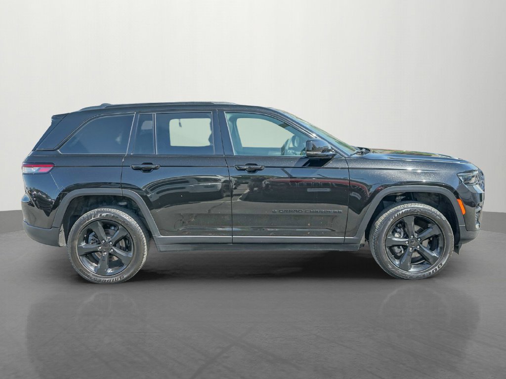 Used 2024 Jeep Grand Cherokee Altitude AWD/4WD image 8