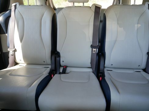 Certified 2025 Kia Carnival EX FWD image 13