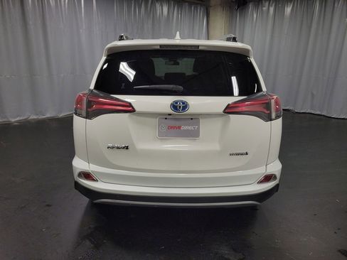 Used 2018 Toyota RAV4 LE image 7