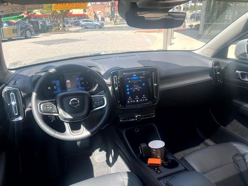 Used 2025 Volvo XC40 B5 Core image 8
