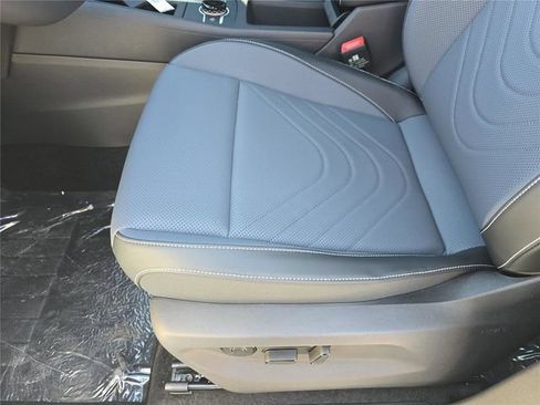 New 2026 Volkswagen Tiguan SE R-Line FWD image 17