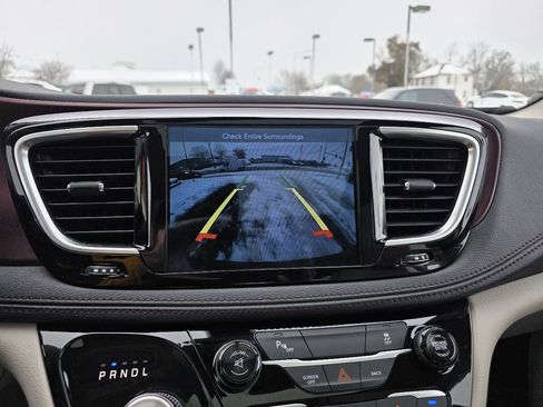 Used 2017 Chrysler Pacifica Limited image 12