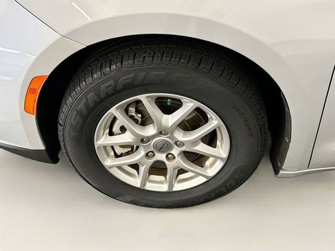 Used 2024 Chrysler Pacifica Touring-L image 11