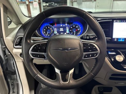 Used 2024 Chrysler Pacifica Touring-L image 9