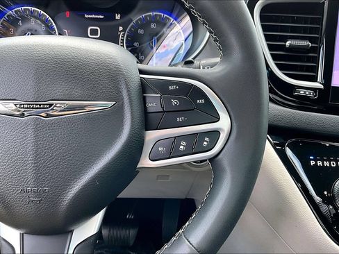 Used 2023 Chrysler Pacifica Touring-L FWD image 19