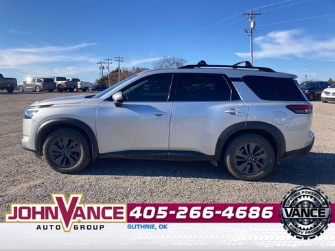 Used 2022 Nissan Pathfinder SV w/ SV Premium Package image 2