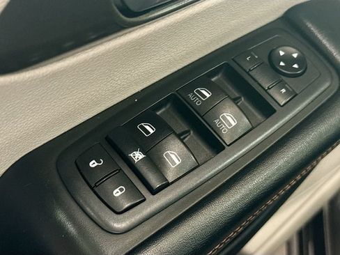 Used 2020 Chrysler Pacifica Touring-L FWD image 18