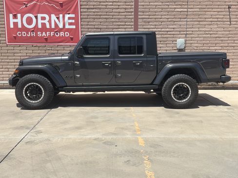Used 2024 Jeep Gladiator Sport AWD/4WD image 2