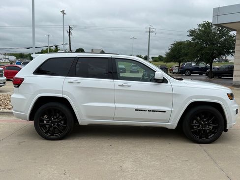Used 2021 Jeep Grand Cherokee Laredo X RWD image 7