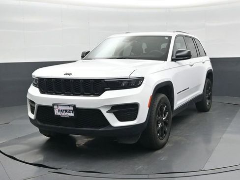 Used 2025 Jeep Grand Cherokee Altitude image 8