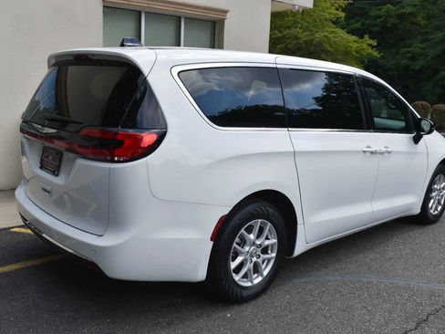 Used 2025 Chrysler Pacifica Select FWD image 3