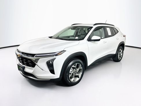 Used 2025 Chevrolet Trax LT FWD image 3