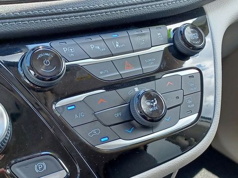 Used 2023 Chrysler Pacifica Touring-L w/ Uconnect Theater Family Group AWD/4WD image 25