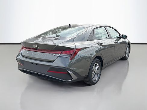 New 2026 Hyundai Elantra SE image 3