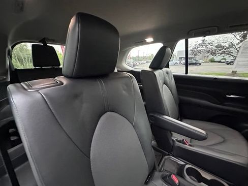 Used 2024 Toyota Grand Highlander AWD image 9