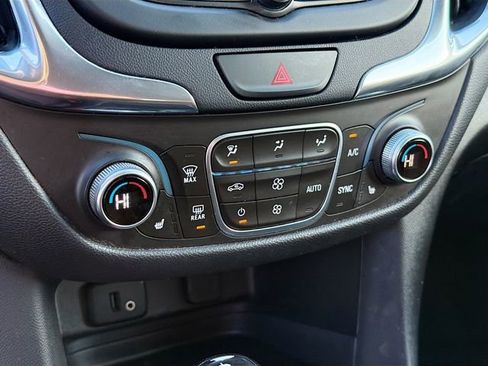 Used 2018 Chevrolet Equinox LT image 15