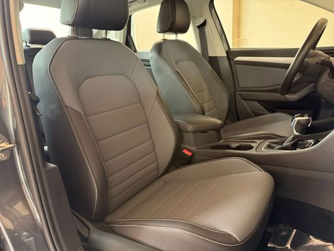 Used 2025 Volkswagen Jetta SE image 30